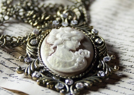 Sell Antique Jewelry in NYC | Cash for Your Jewelry | Luriya